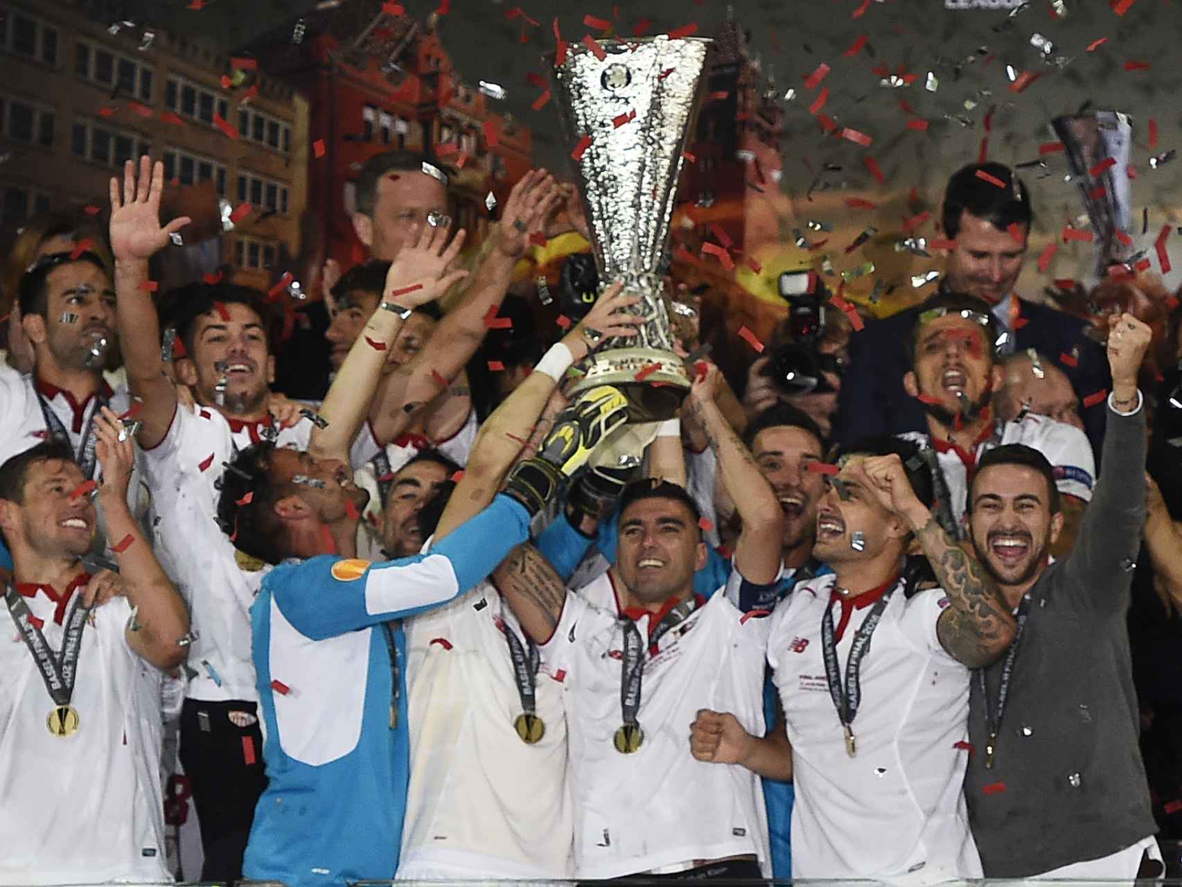 El Sevilla levanta la Europa League.