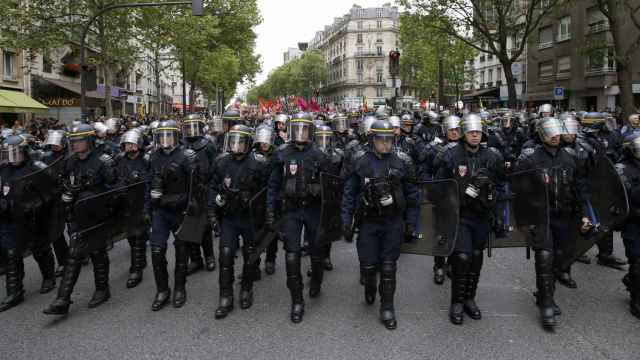 Antidisturbios toman posiciones en una marcha contra la reforma laboral (París).