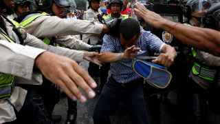 Un opositor es golpeado por los guardias durante los tensos momentos vividos en Caracas.