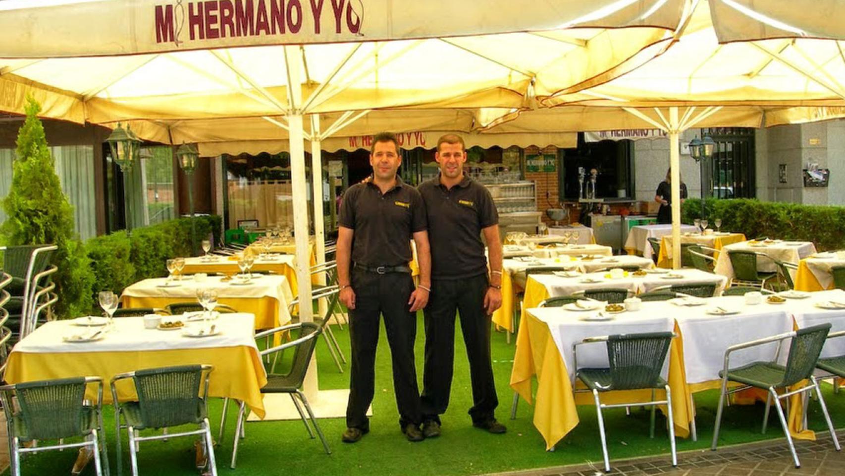 Los hermanos Raúl y Joaquín en la terraza de su restaurante.