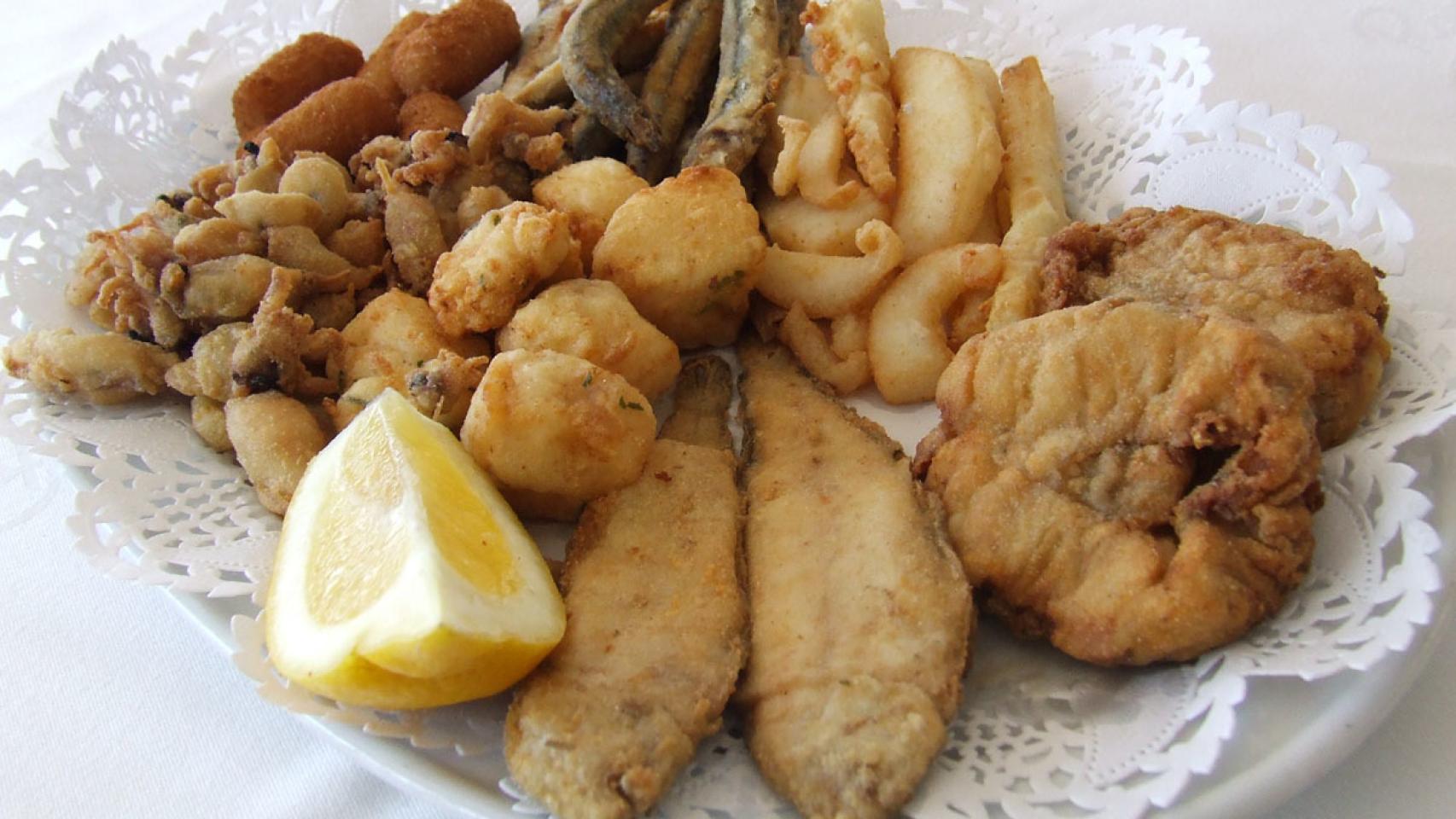 Surtido de pescadito frito que puedes encontrar en Los Pescaítos.