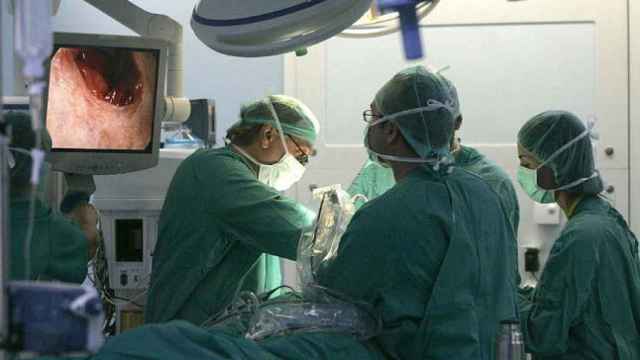 Varios cirujanos realizan una intervención quirúrgica.