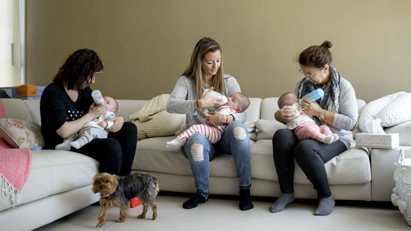 Los bebés con Natalia, su madre y una cuidadora.