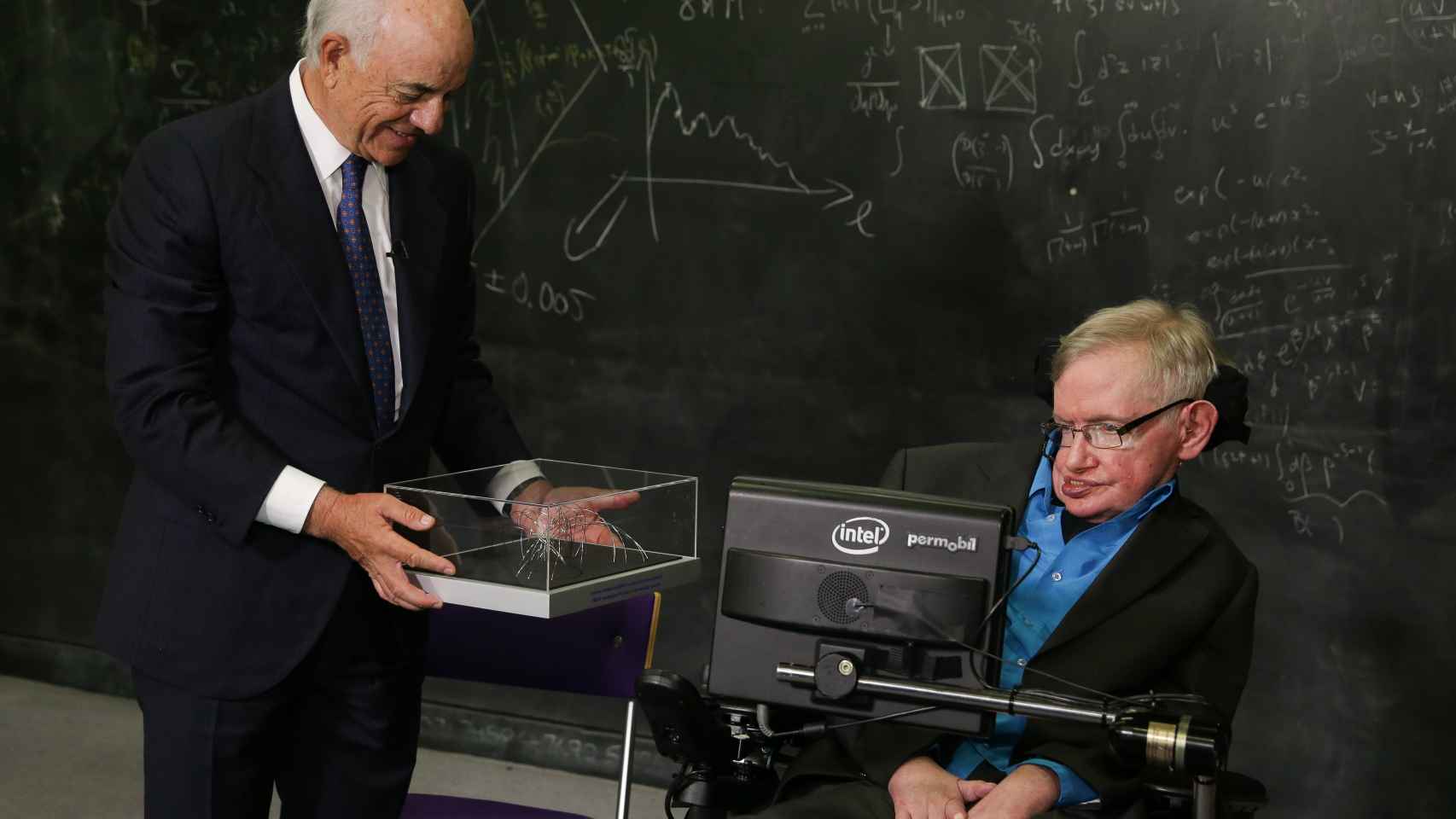 Francisco González entrega a Stephen Hawking su premio.