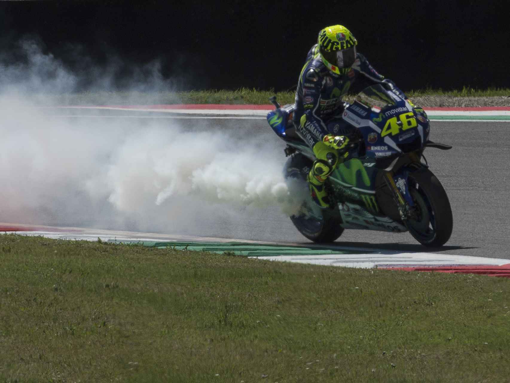 Valentino Rossi rompe el motor en el GP de Italia.