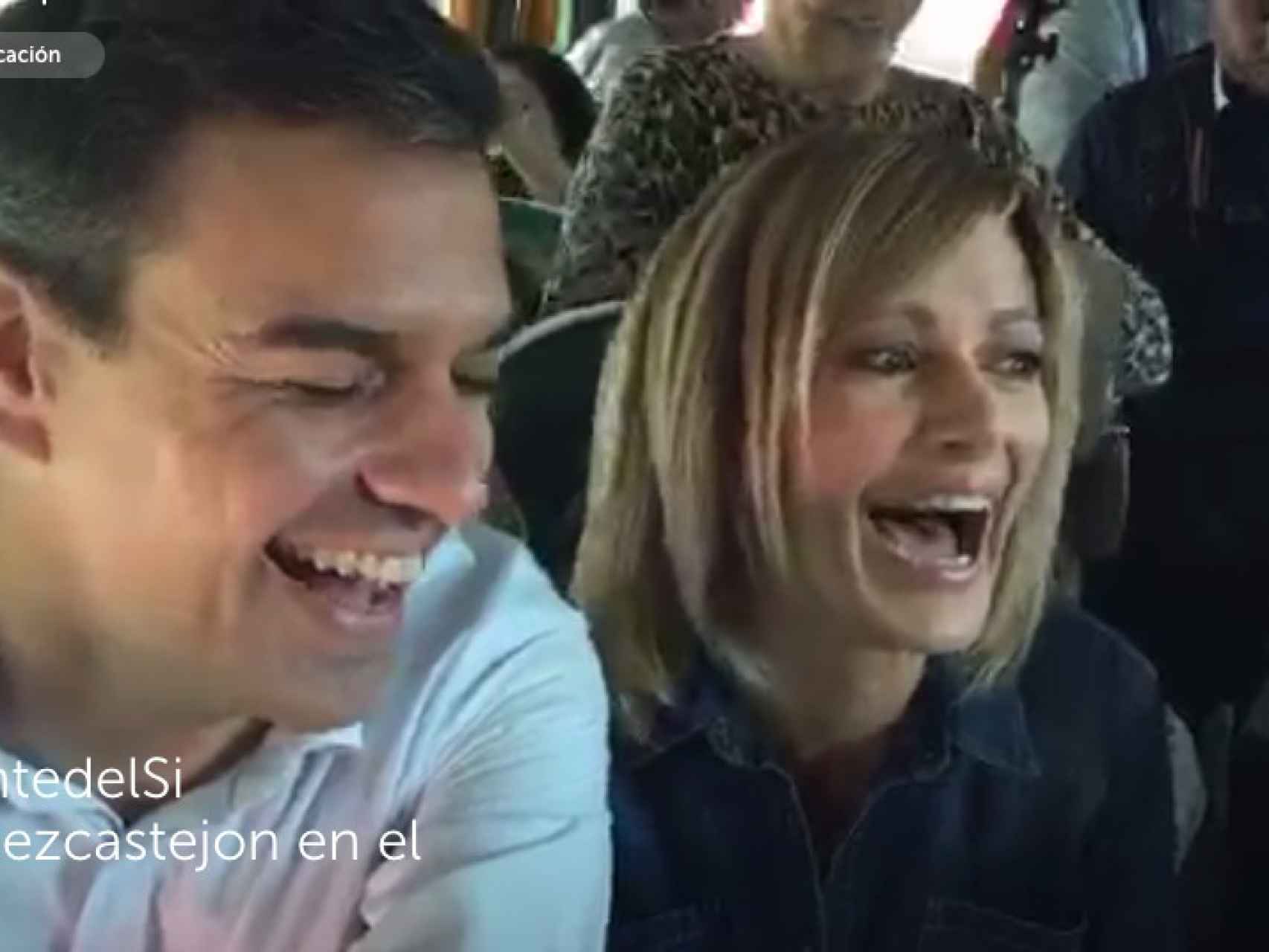 Sánchez y Susanna Griso, en un autobús con los militantes de Éibar, llegando a Madrid.