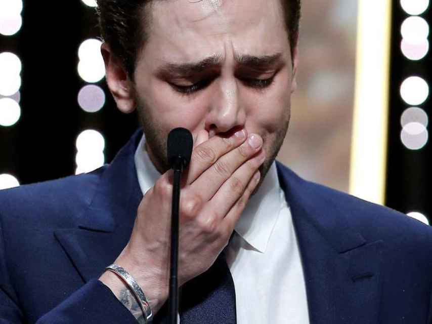 Xavier Dolan llora al recoger su premio en Cannes.