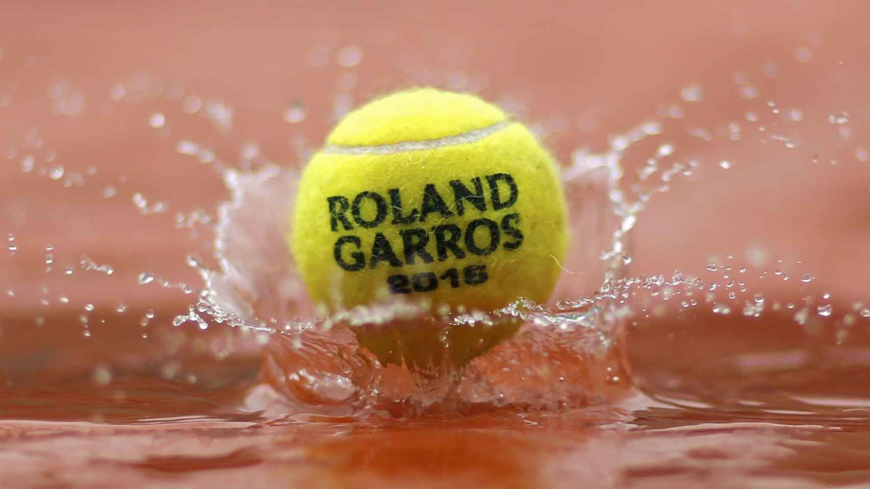 Una pelota de tenis de Roland Garros