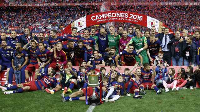 Los jugadores del Barça celebran el gol de Jordi Alba.