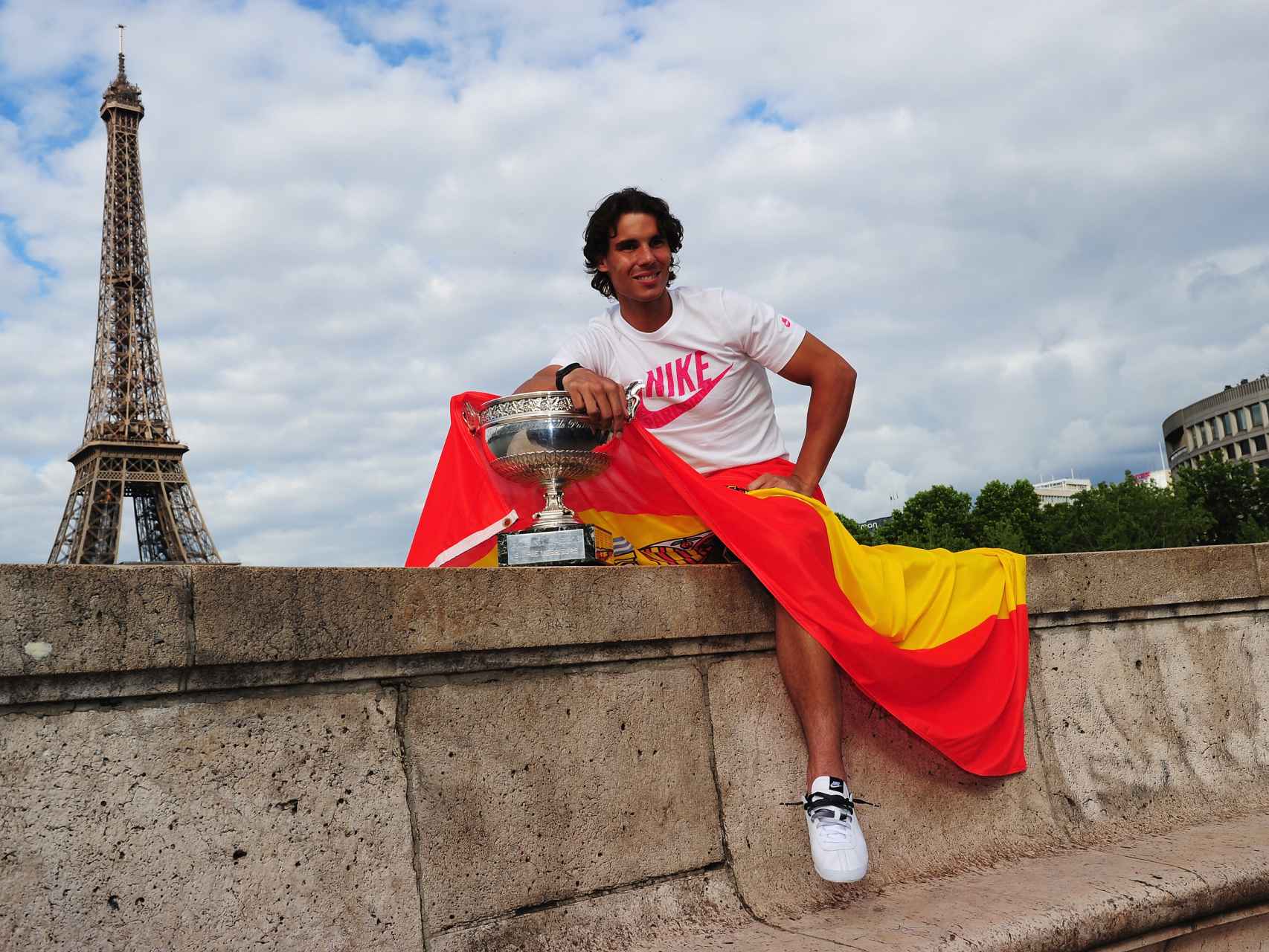 Rafael Nadal posa delante de la torre Eiffel en 2012.