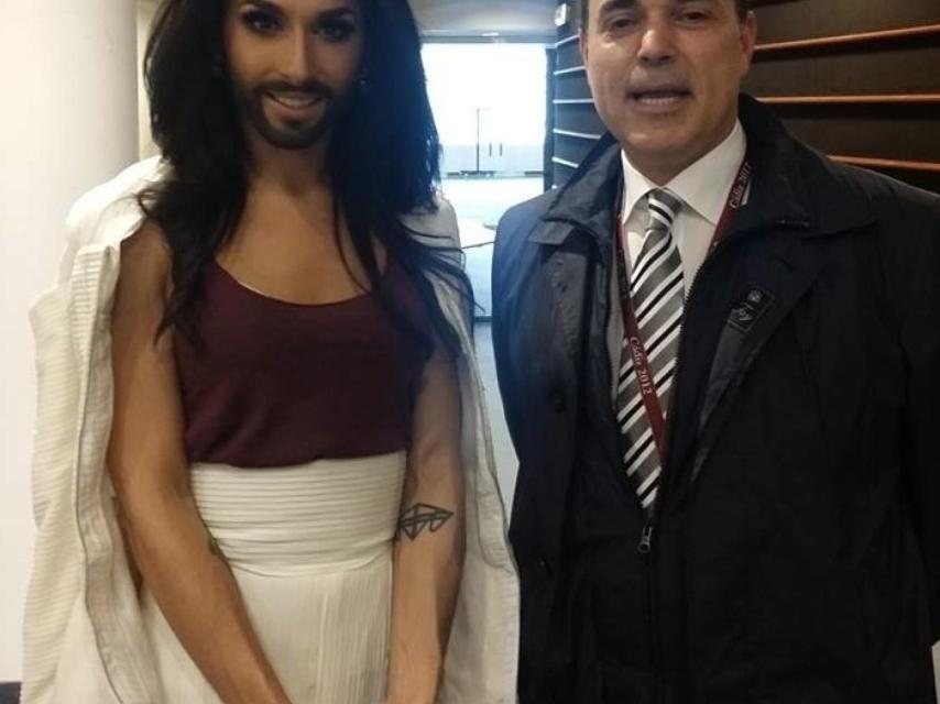 conchita wurst con el ujier del PE, juan carlos arellano