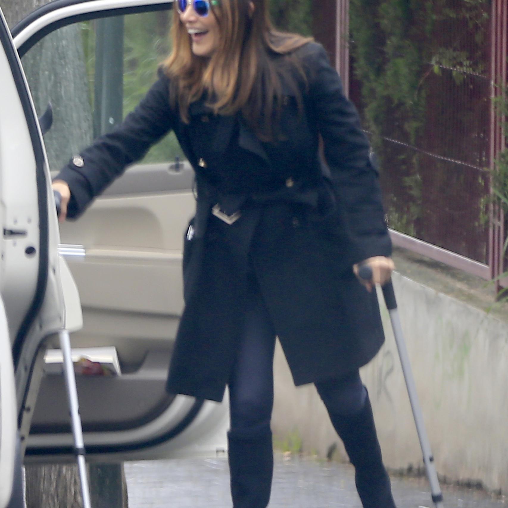 La presentadora con muleteas tras ser operada de la rodilla