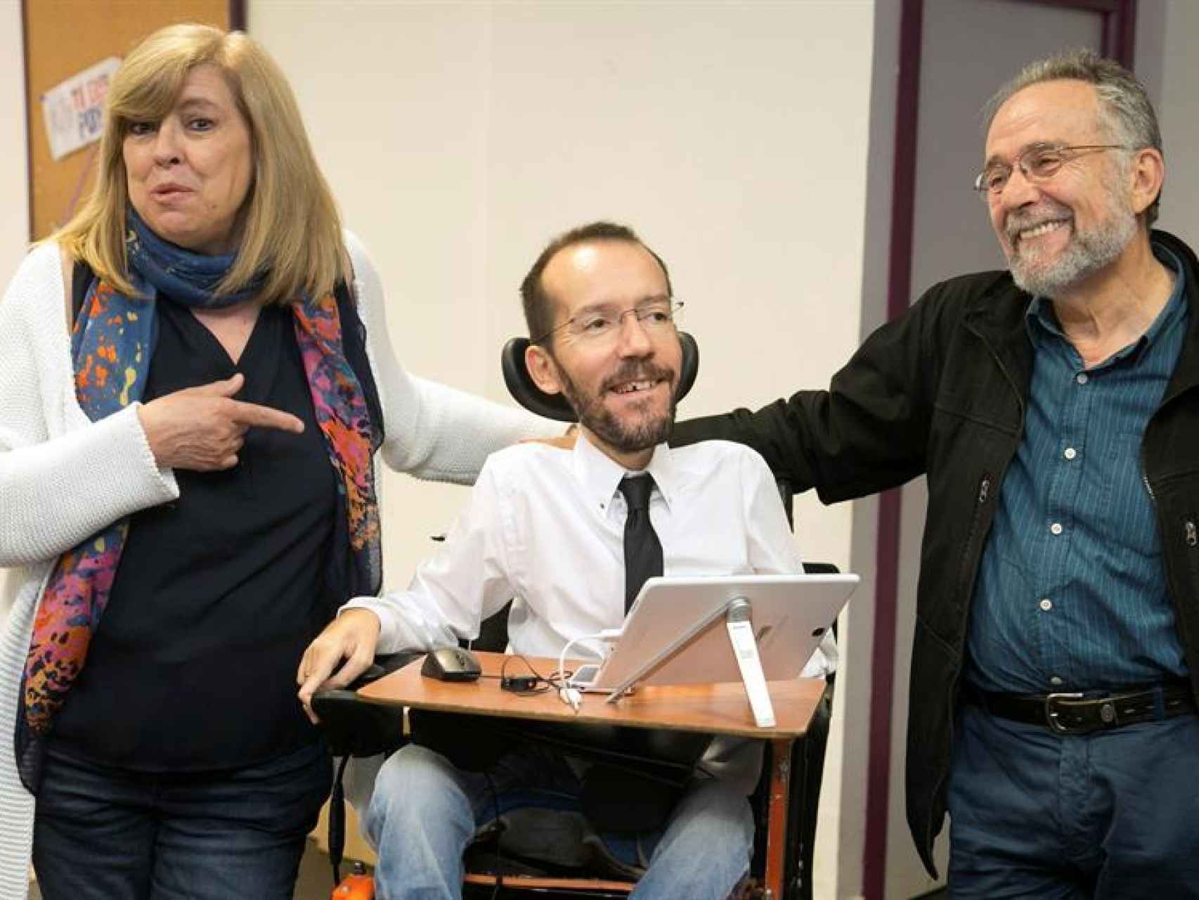 Pablo Echenique, junto al cabeza de lista al Congreso por Zaragoza, Pedro Arrojo y Rosa María Artal.