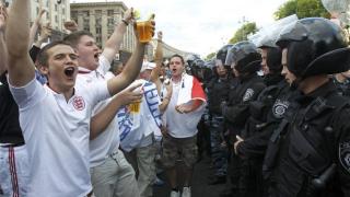 Hinchas ingleses en frente de la Policía durante la última Eurocopa.