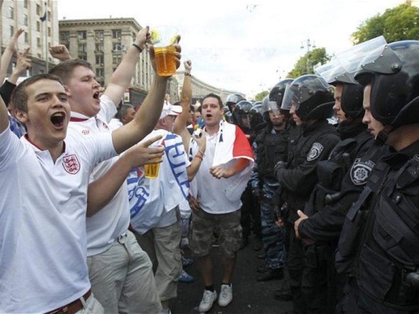 Hinchas ingleses en frente de la Policía durante la última Eurocopa.