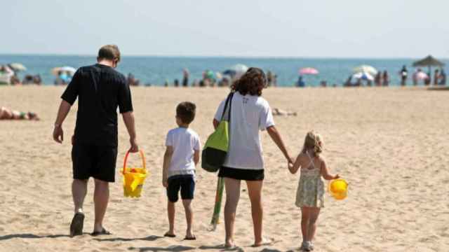 Una familia se dispone a disfrutar de la playa de la Malvarrosa de Valencia
