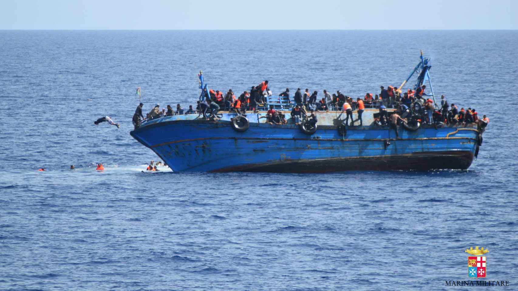La embarcación con centenares de emigrantes se encontraba a unas millas de la costa libia.