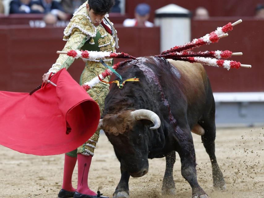 Alberto López Simón da un pase de muleta a su primero.