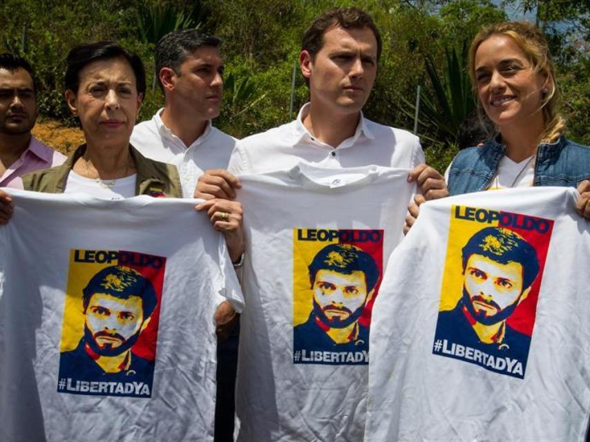 La esposa de Leopoldo López, Rivera y Tintori a las puertas de la prisión donde se encuentra el opositor.