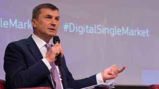 El comisario de Economía Digital, Andrus Ansip, presenta el plan de Bruselas para impulsar el comercio electrónico