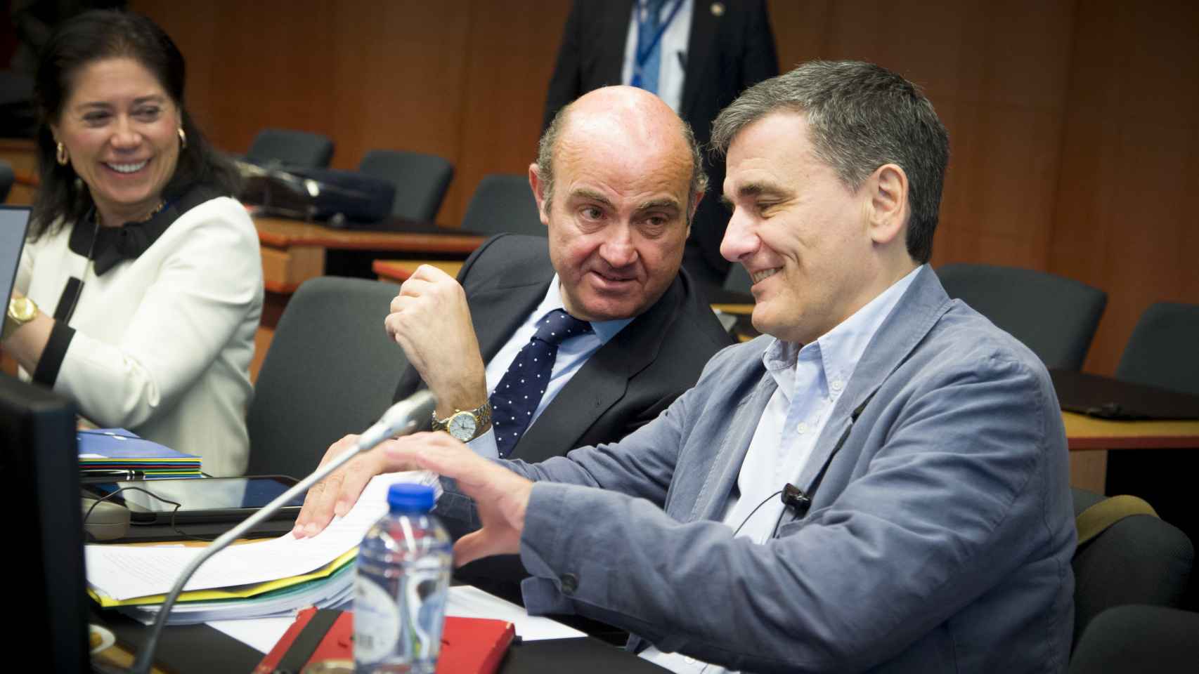 El ministro de Economía, Luis de Guindos, conversa con el griego Euclides Tsakalotos