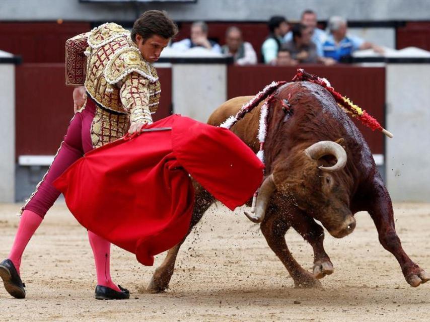 El Juli da un pase con la muleta a su primero.