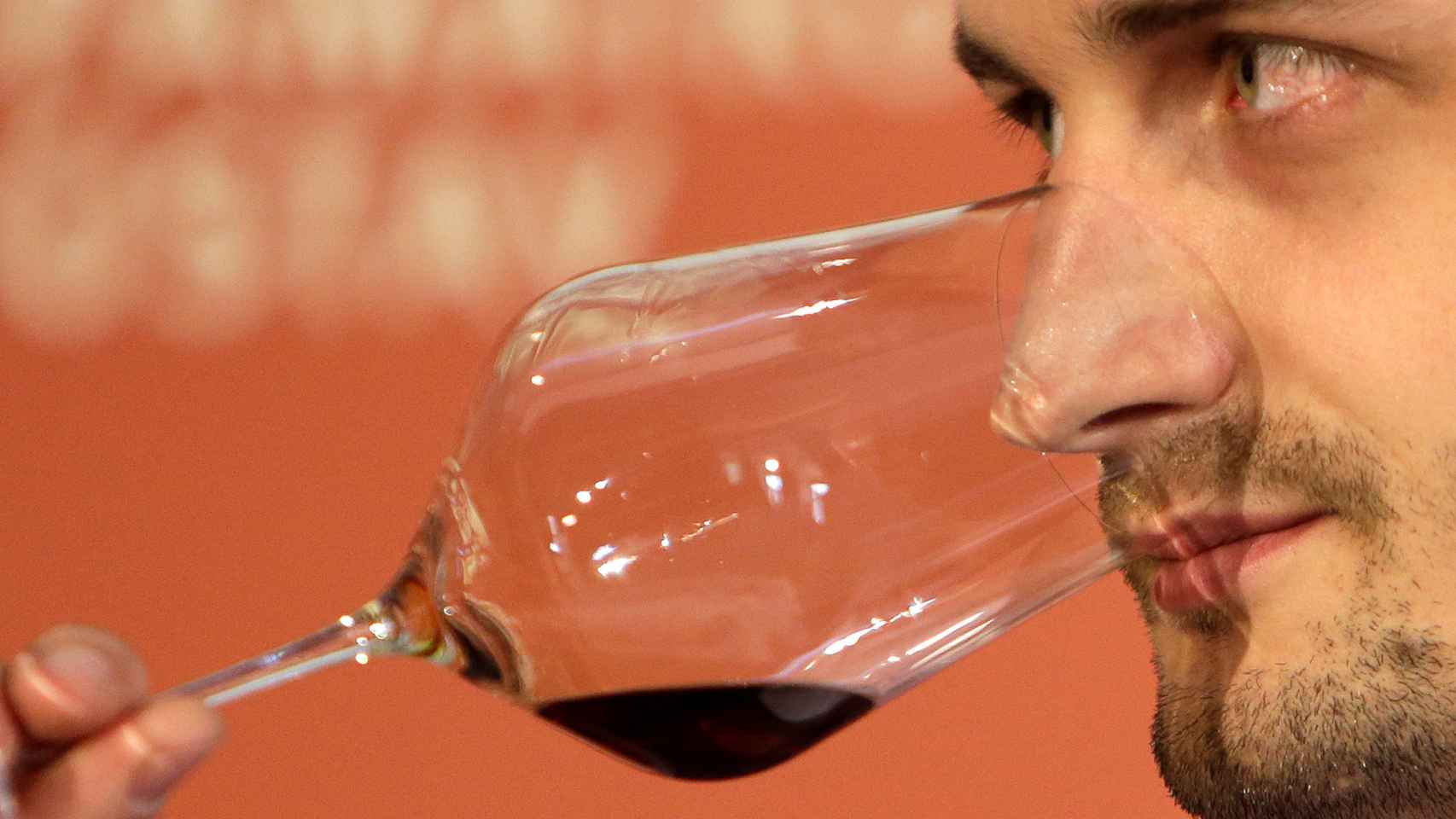 Un sumiller bebe un vaso de vino del siglo XIX en Becov, República Checa.