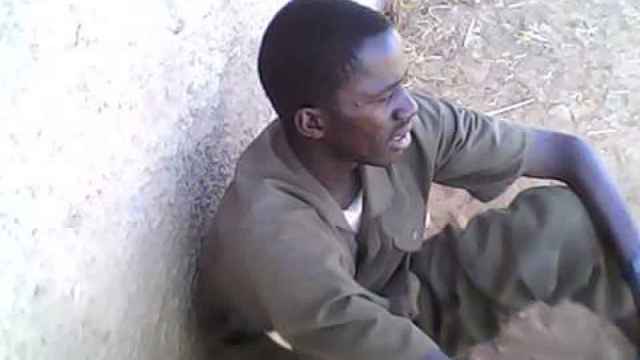 Ndiaga Sow, el senegalés fallecido en el Estrecho, descansando de sus tareas como agricultor