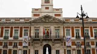Los escudos colocados en la fachada del Gobierno de la Comunidad de Madrid.
