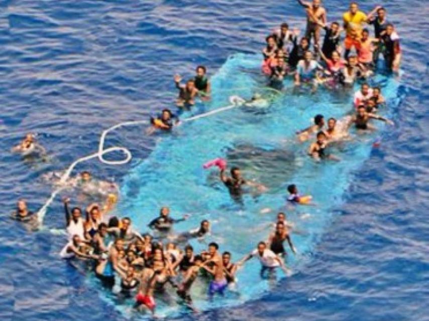 Un centenar de personas luchan por mantenerse a flote tras naufragar cerca de Libia.