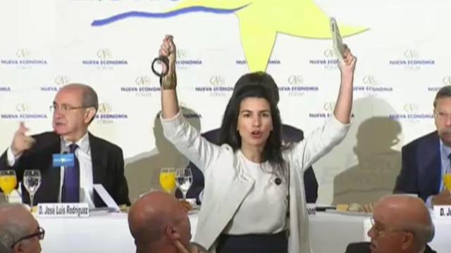 Rocío Monasterio interrumpiendo con unas esposas y el Código Penal la conferencia de Puigdemont.