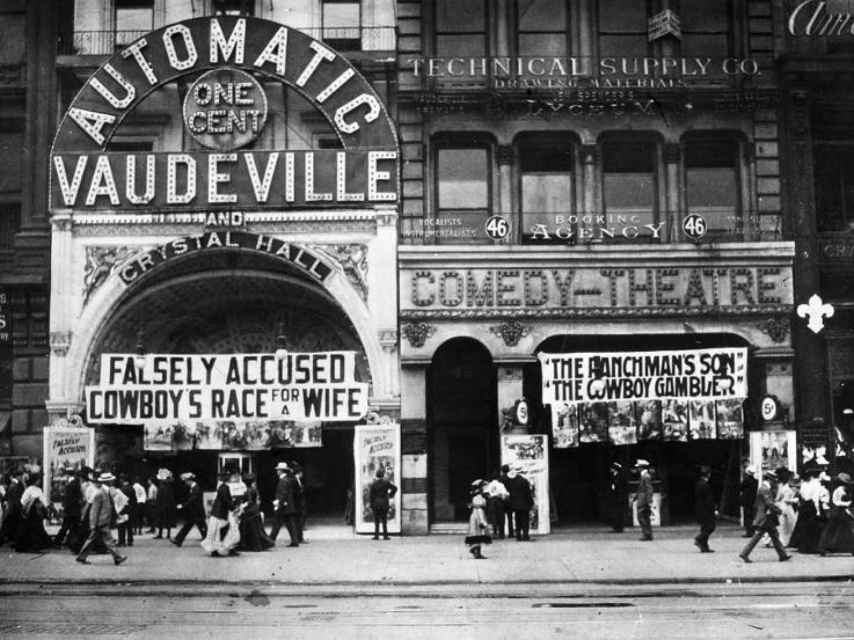 El Automatic Vaudeville con el Crystal Hall.