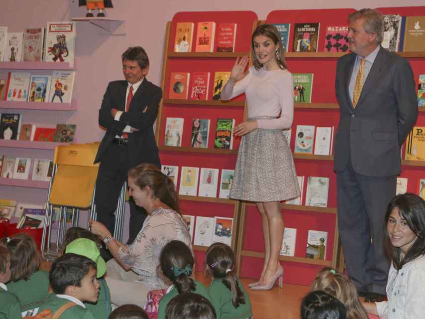 Doña Letizia y el ministro  de educación Íñigo Méndez de Vigo en el Pabellón Infantil