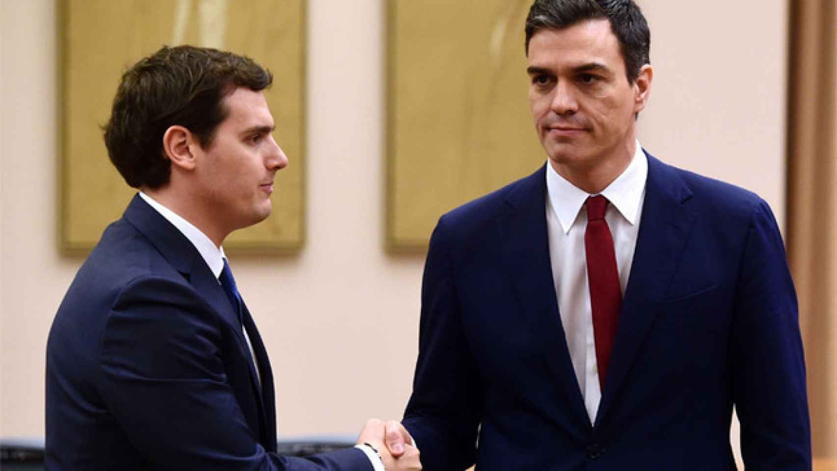 Albert Rivera y Pedro Sánchez, estrechándose la mano tras sellar el Pacto del Abrazo, en febrero de 2016.