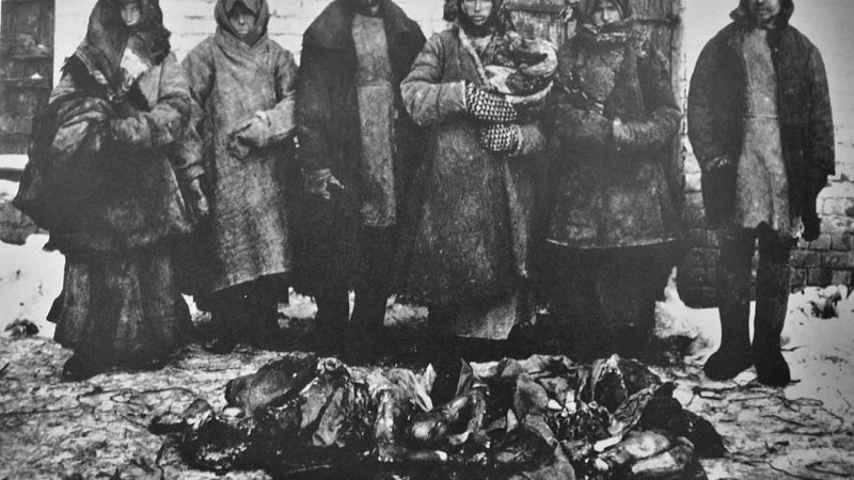 Otra imagen de la hambruna rusa de 1921: ciudadanos de Bouzuluk posan con restos humanos devorados.