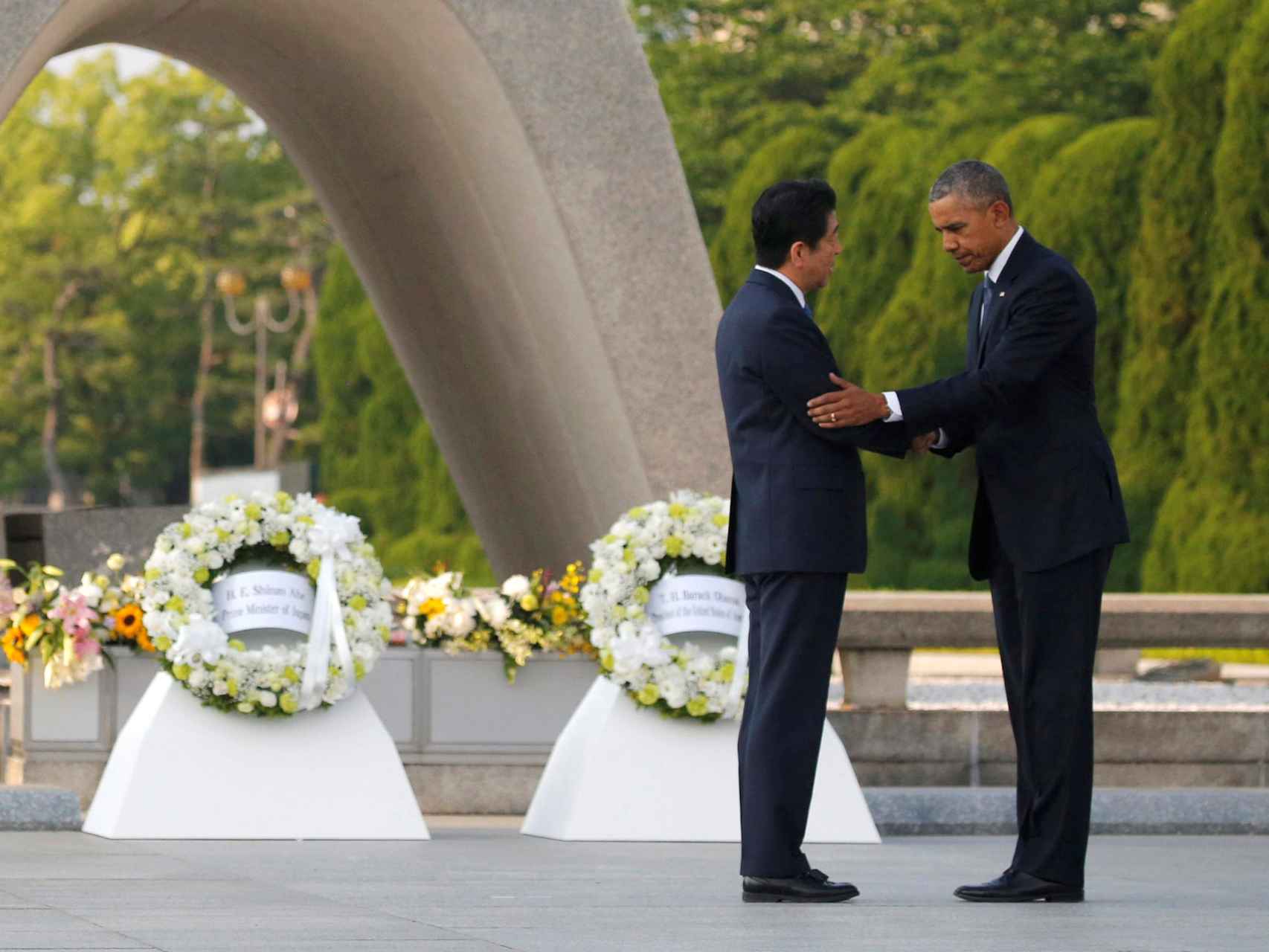 Obama con el primer ministro japonés, Shinzo Abe, durante el homenaje a las víctimas de Hiroshima.