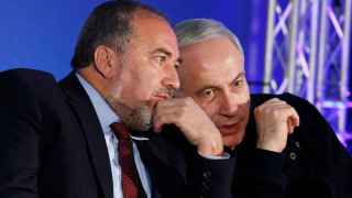 El ultraconservador Lieberman (i) es el nuevo ministro de Defensa nombrado por Netanyahu (d).