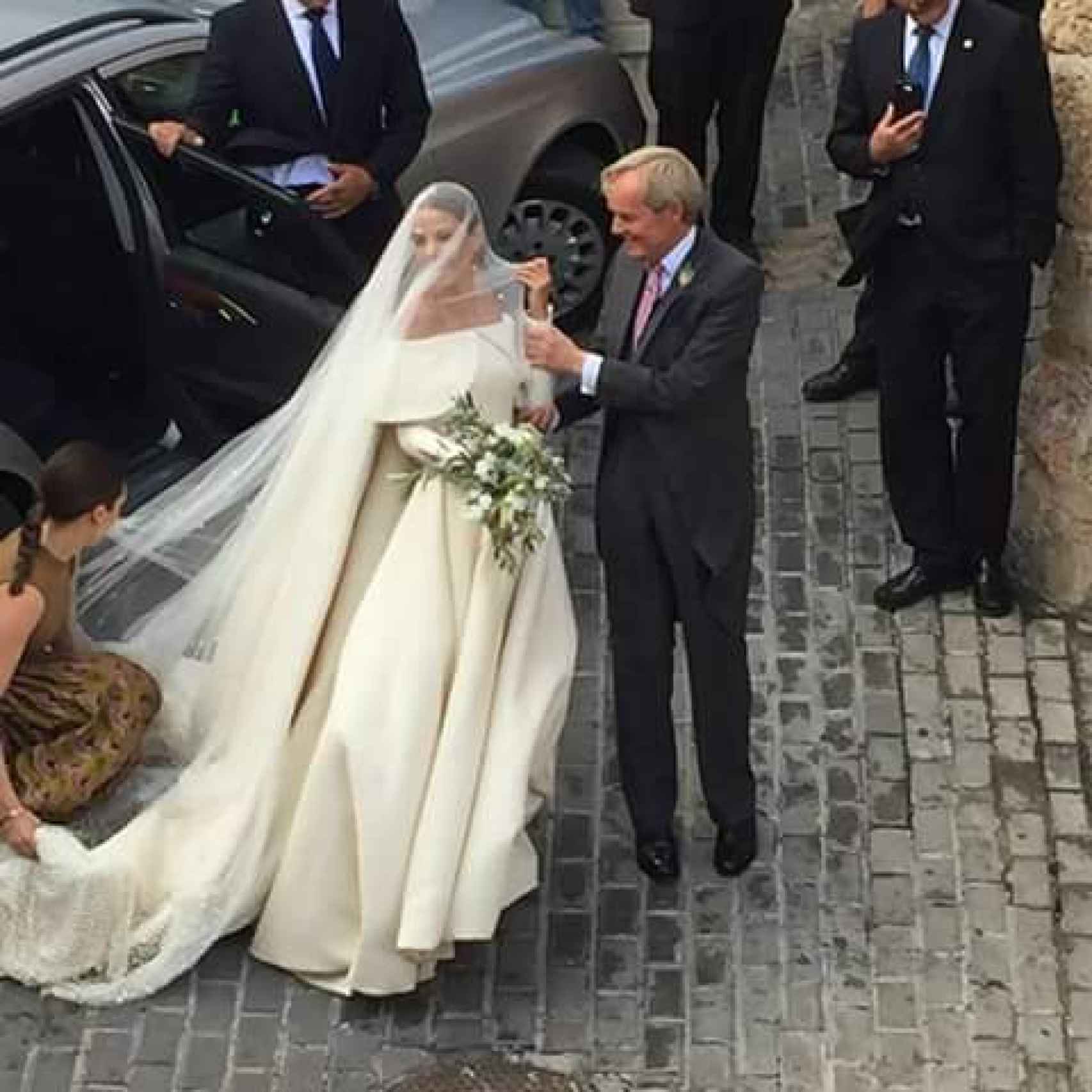 La novia, a su llegada a la Iglesia, junto a su padre Lord Douro