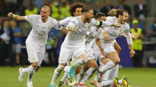 Los jugadores del Real Madrid celebran el penalti de Cristiano Ronaldo.