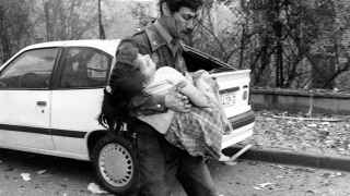 Un guardia civil lleva en sus brazos a una niña herida en el atentado de Vic.