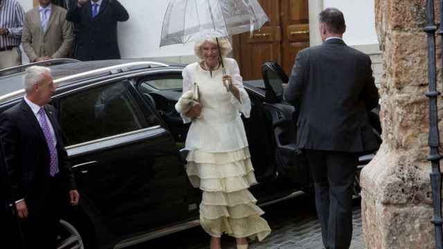 Camila da la nota vestida de blanco en la boda de Granada