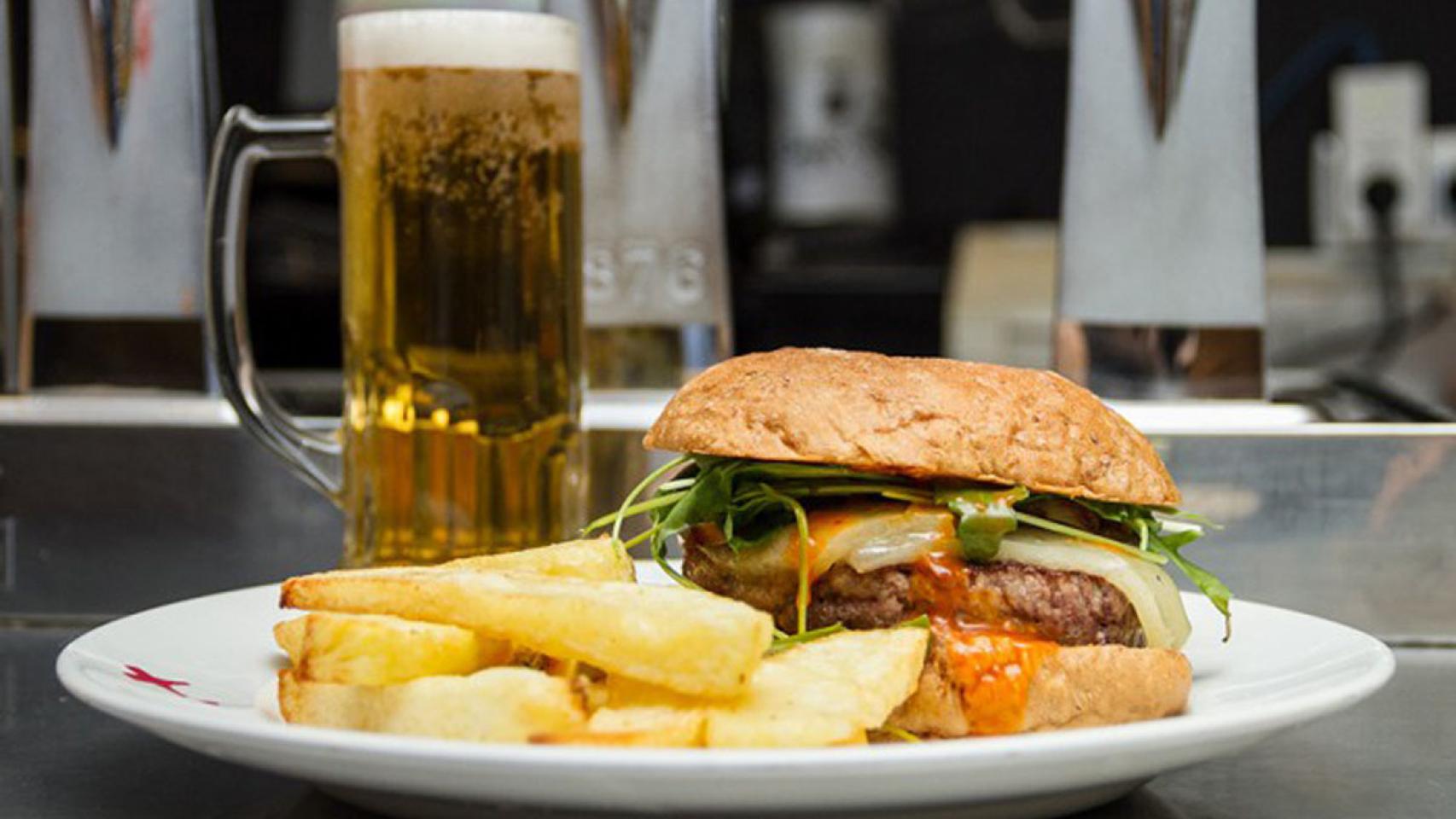 En Docamar aplican su salsa brava a varios productos, entre ellos la hamburguesa.