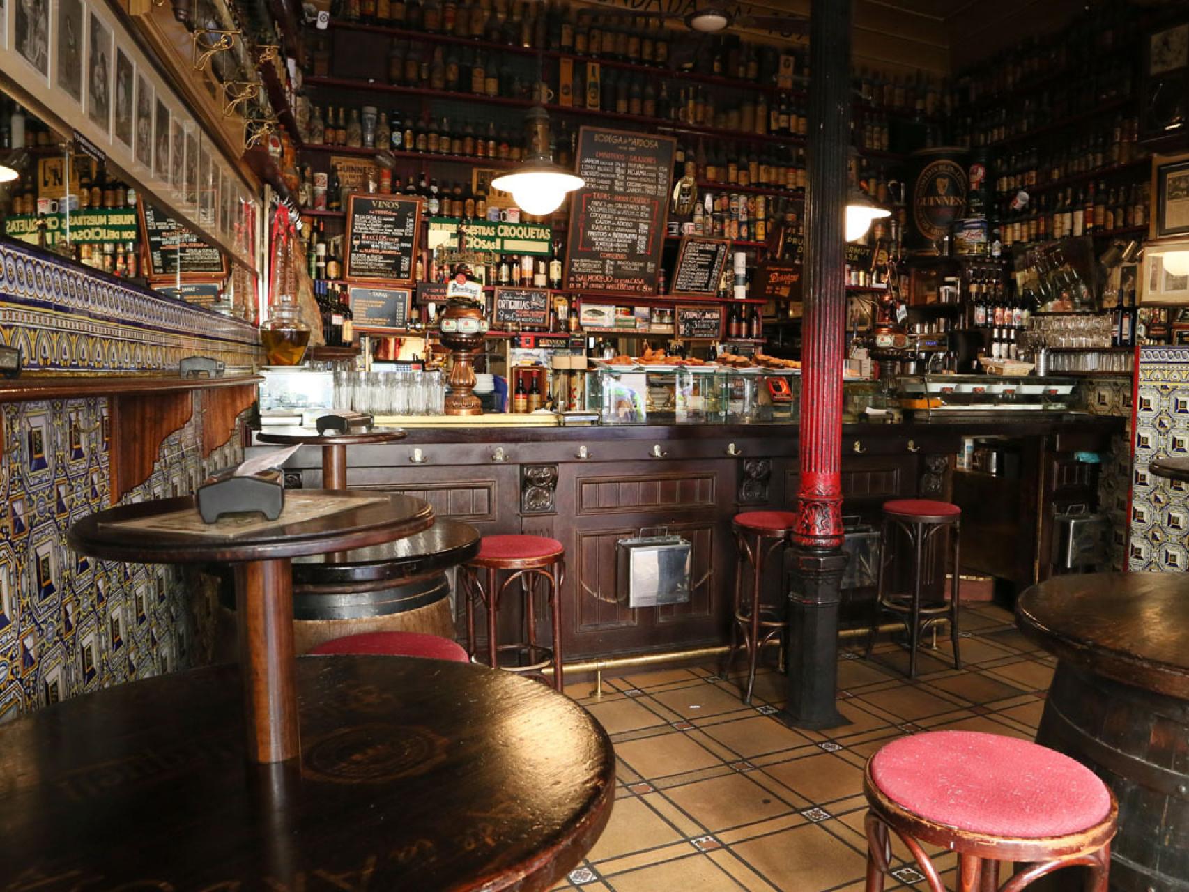 Interior de Bodega La Ardosa.