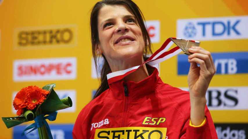 Ruth Beitia, sonriendo con su medalla.
