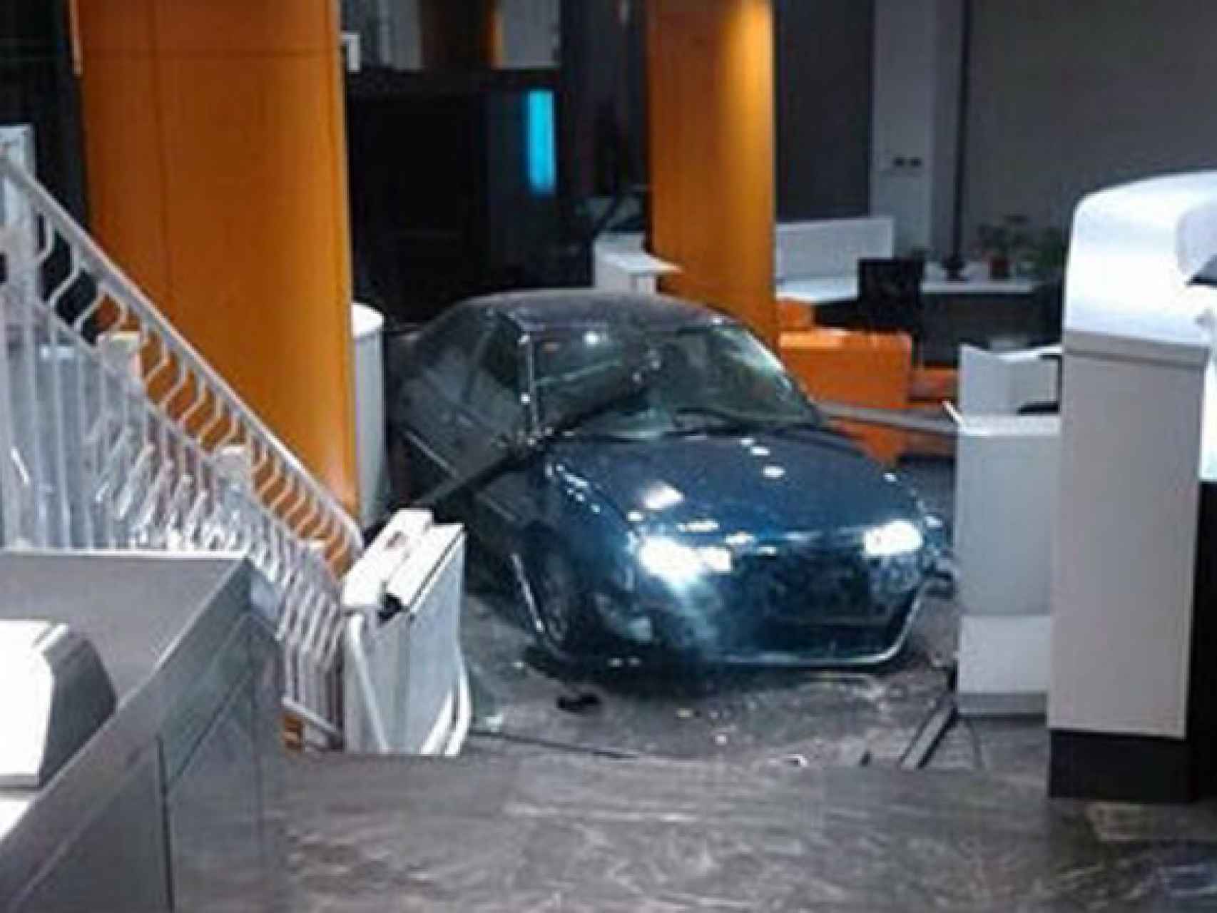 La imagen del coche empotrado en la sede del PP.