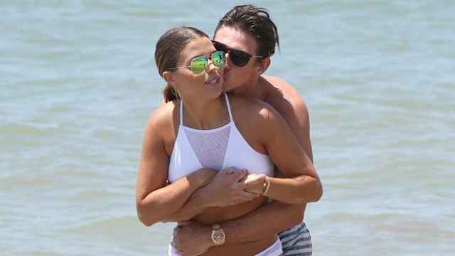 Jake Hall y su exnovia  Chloe Lewis en la playa de Marbella en junio de 2015
