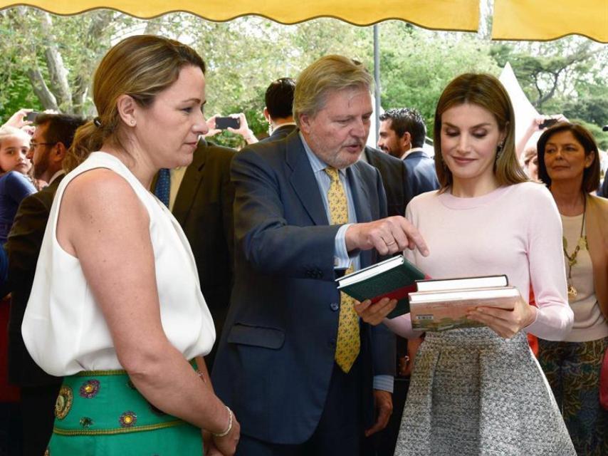 Méndez de Vigo junto al a Reina en la Feria del Libro.