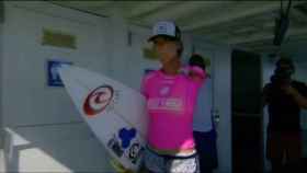 La surfista sin brazo, Bethany Hamilton, gana a la seis veces campeona del mundo