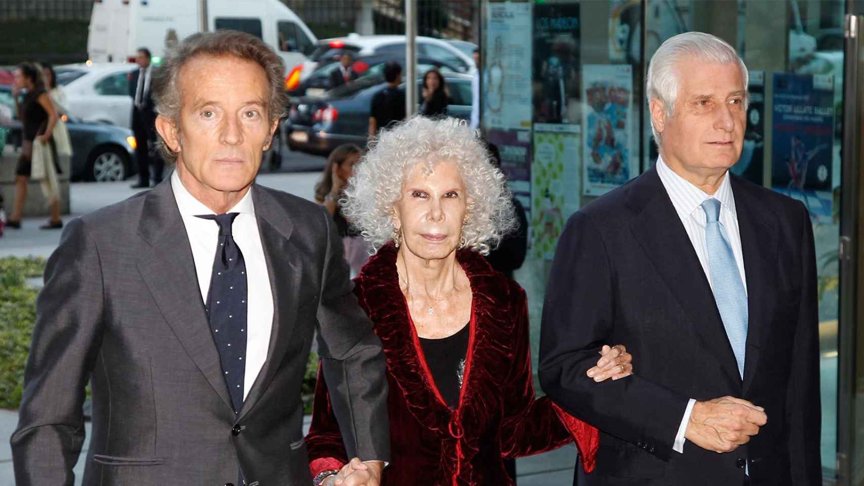 La duquesa de Alba junto a su marido y su hijo en una imagen de 2012