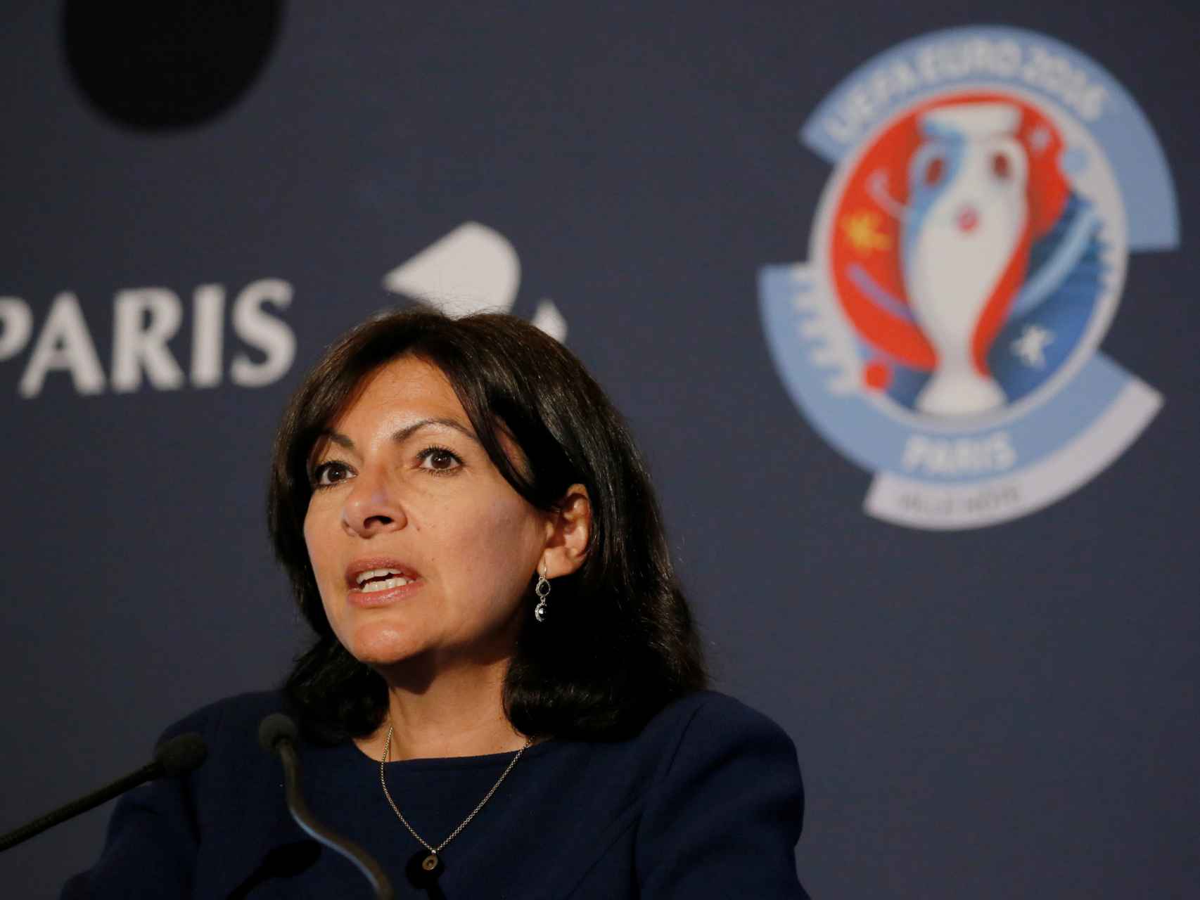 Anne Hidalgo, alcaldesa de París, anuncia un campamento de refugiados en la capital gala.